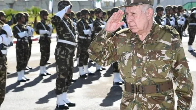 الفريق أول شنقريحة يتفقد المفارز المشاركة في عملية تبسة