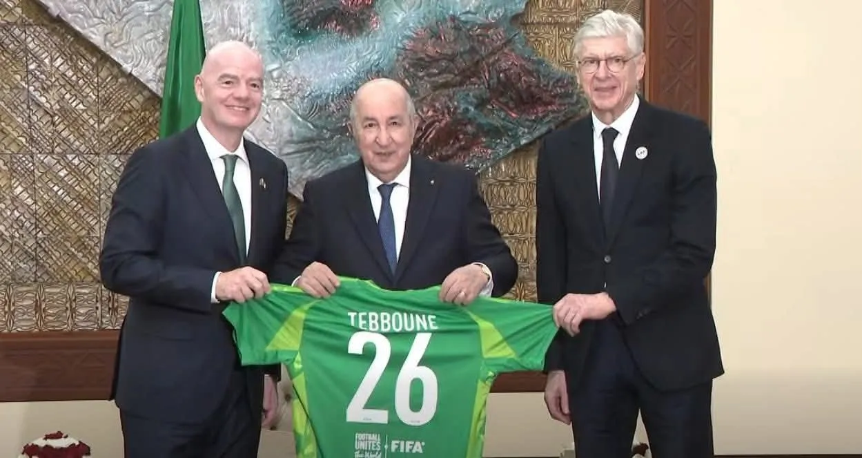 الرئيس تبون يتلقى هدايا رمزية من رئيس الفيفا جياني إنفانتينو