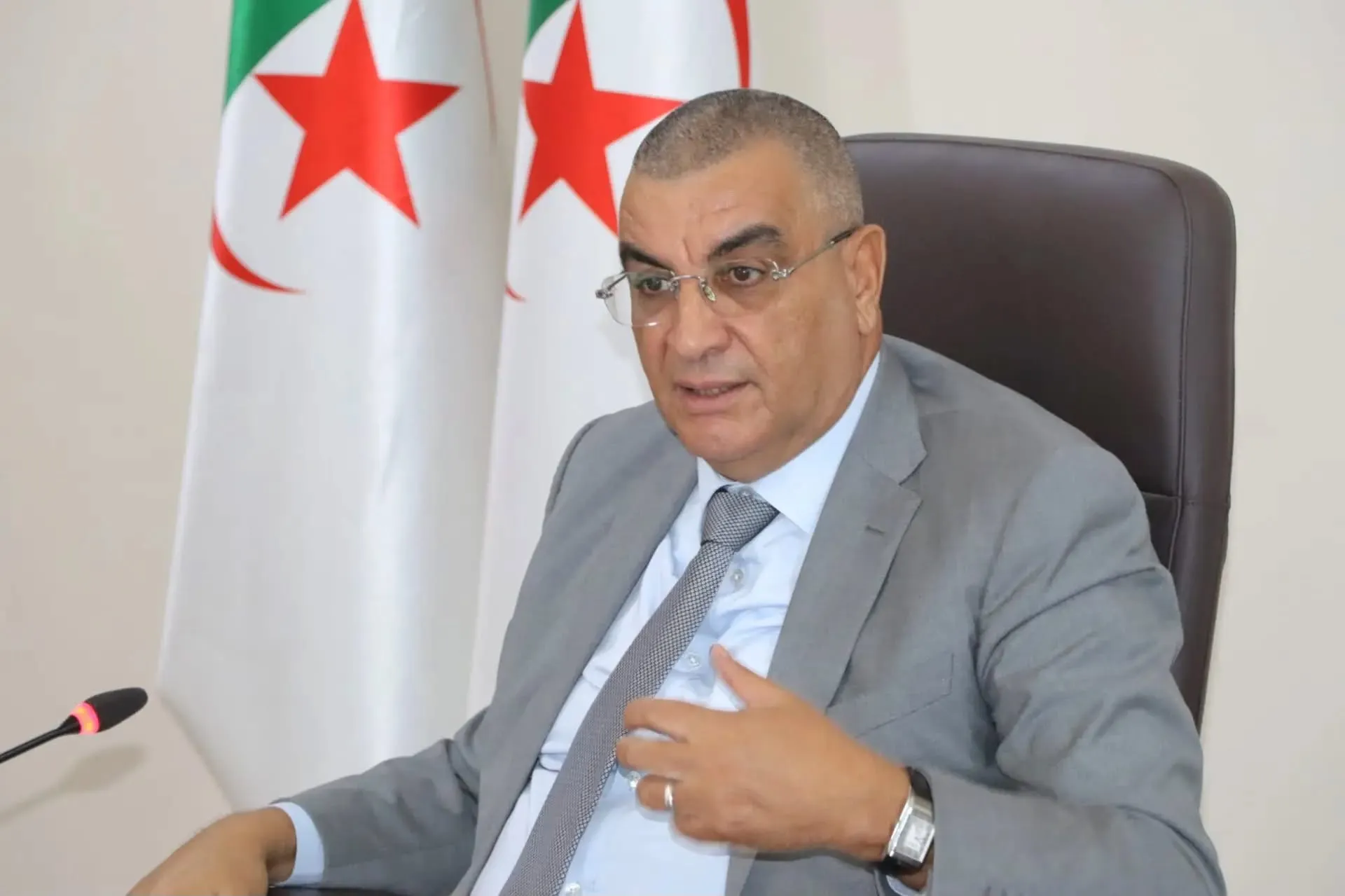 وزير الأشغال العمومية يشرف على اجتماع تقييمي لمشاريع القطاع عبر الوطن