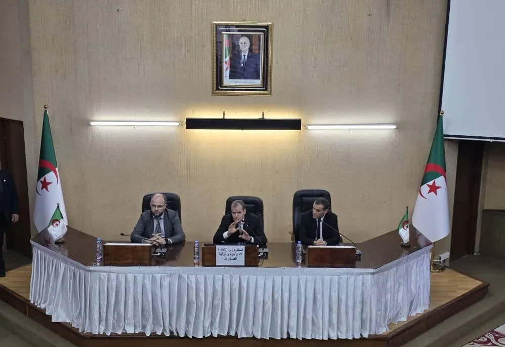 تسليم وثائق التوطين البنكي لعدد من المتعاملين الاقتصاديين
