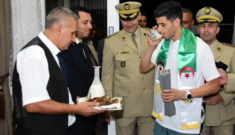استقبال رسمي للعداء الجزائري جمال سجاتي بعد تتويجه بذهبية بطولة العالم