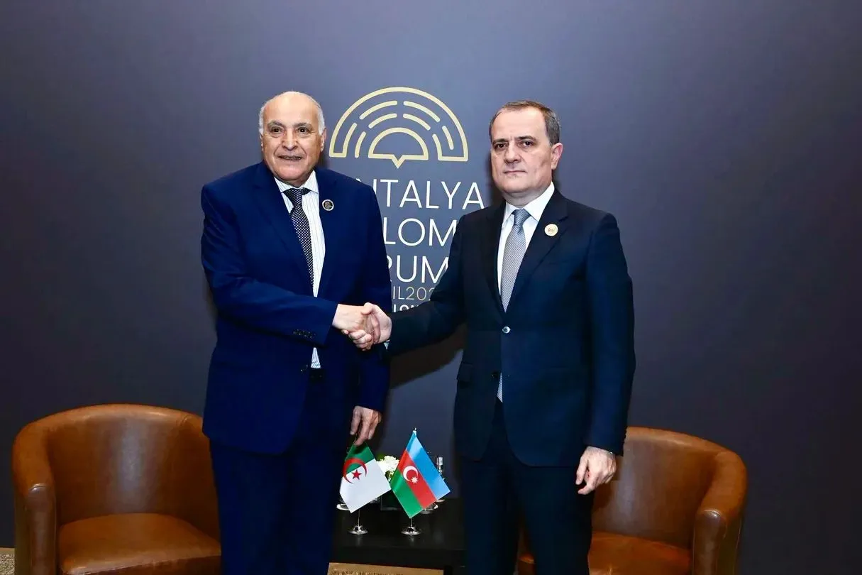 عطاف يجري محادثات ثنائية مع نظيره الأذربيجاني