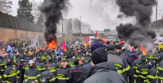 مئات رجال الإطفاء يتظاهرون احتجاجا على ظروف العمل بفرنسا