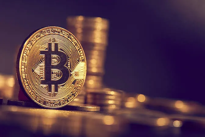 البيتكوين تتراجع إلى أدنى مستوى لها في 7 أشهر