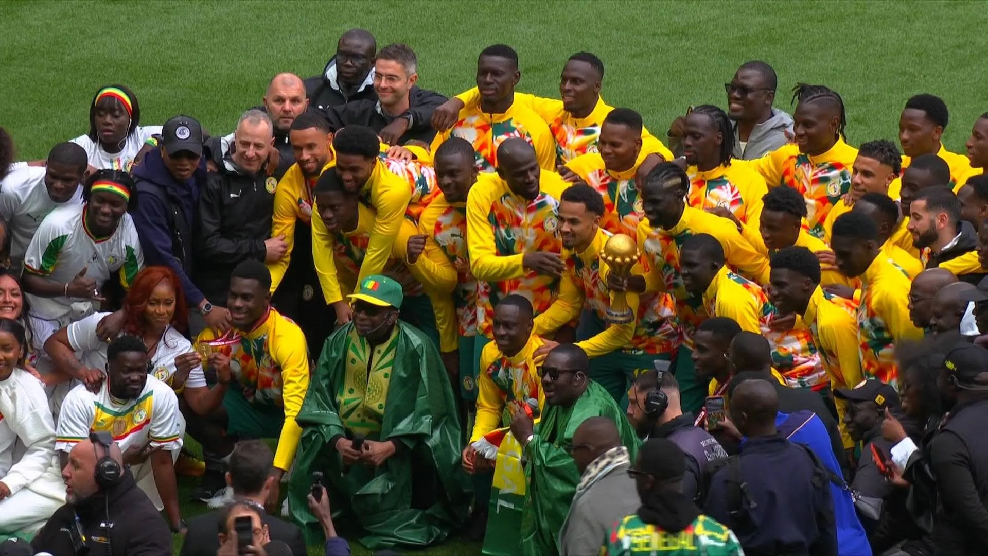 السنغال تحتفل بالكأس الإفريقية قبل ودية البيرو