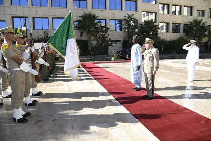 الجزائر والنيجر تعززان التعاون العسكري في لقاء رفيع المستوى