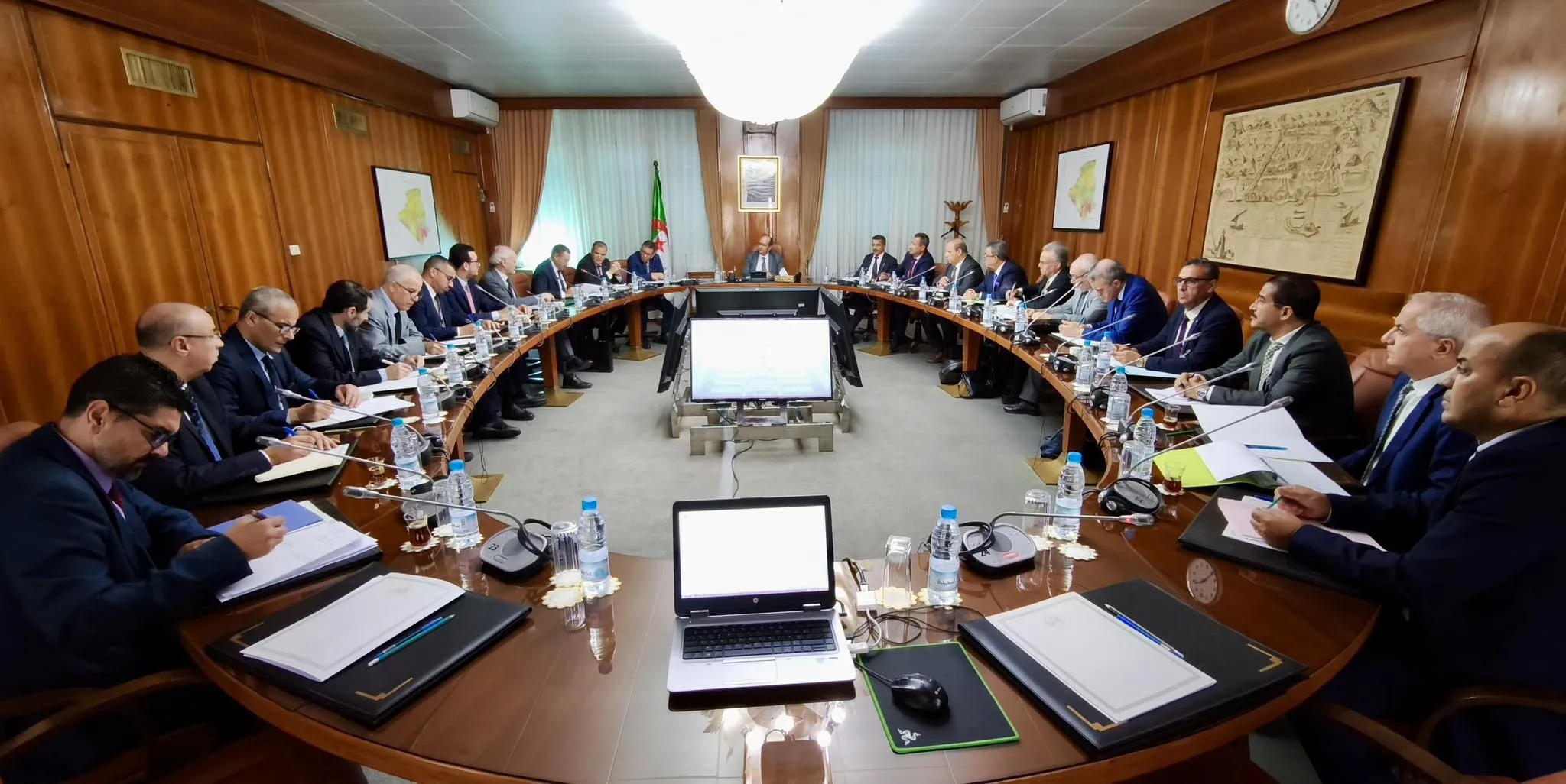 ترقية الصادرات وتطوير الموانئ..الوزير الأول بالنيابة يترأس إجتماعا هاما
