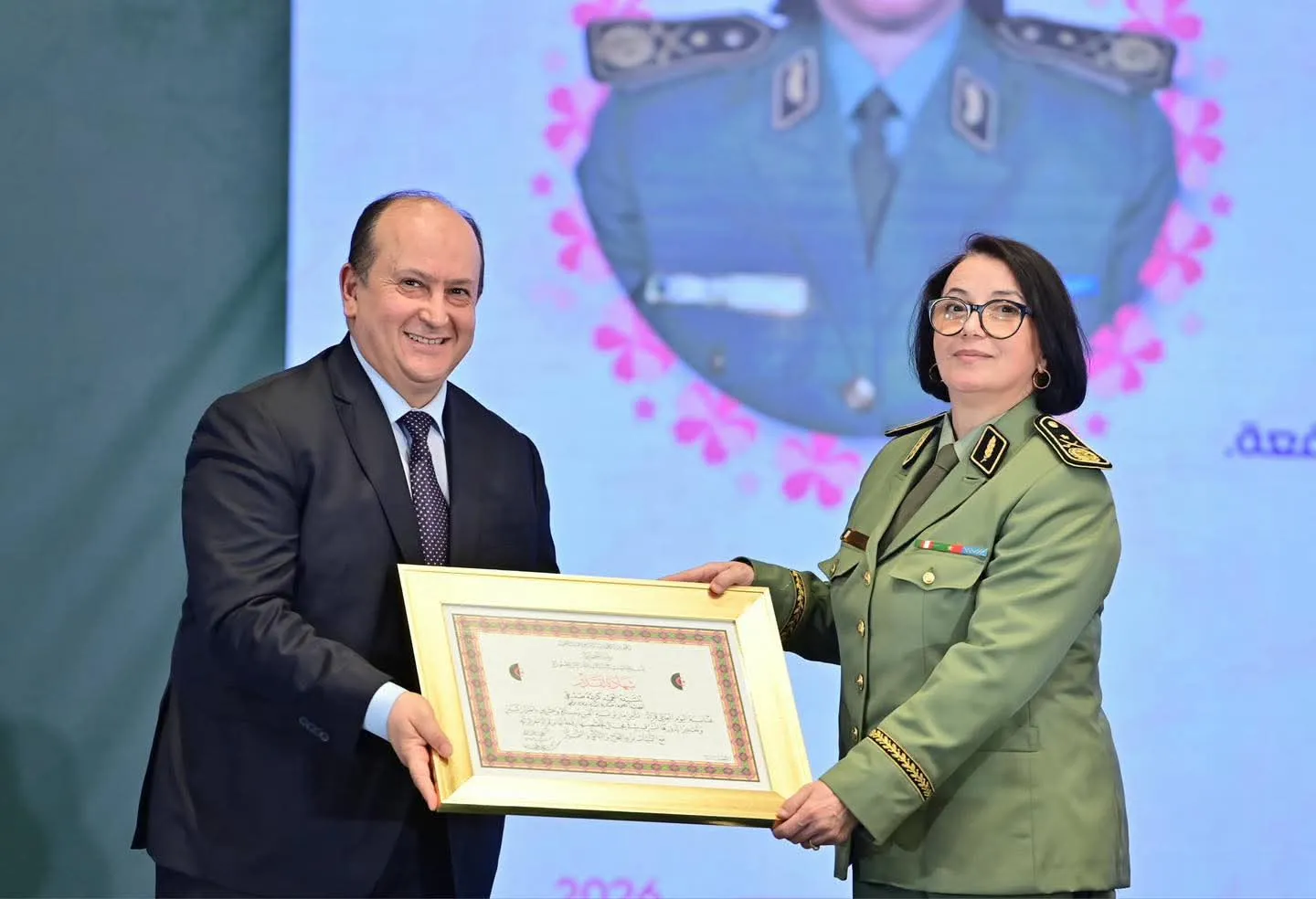 ممثّلًا للرئيس تبون.. الوزير الأول يشرف على تكريم عدد من النساء المتميزات