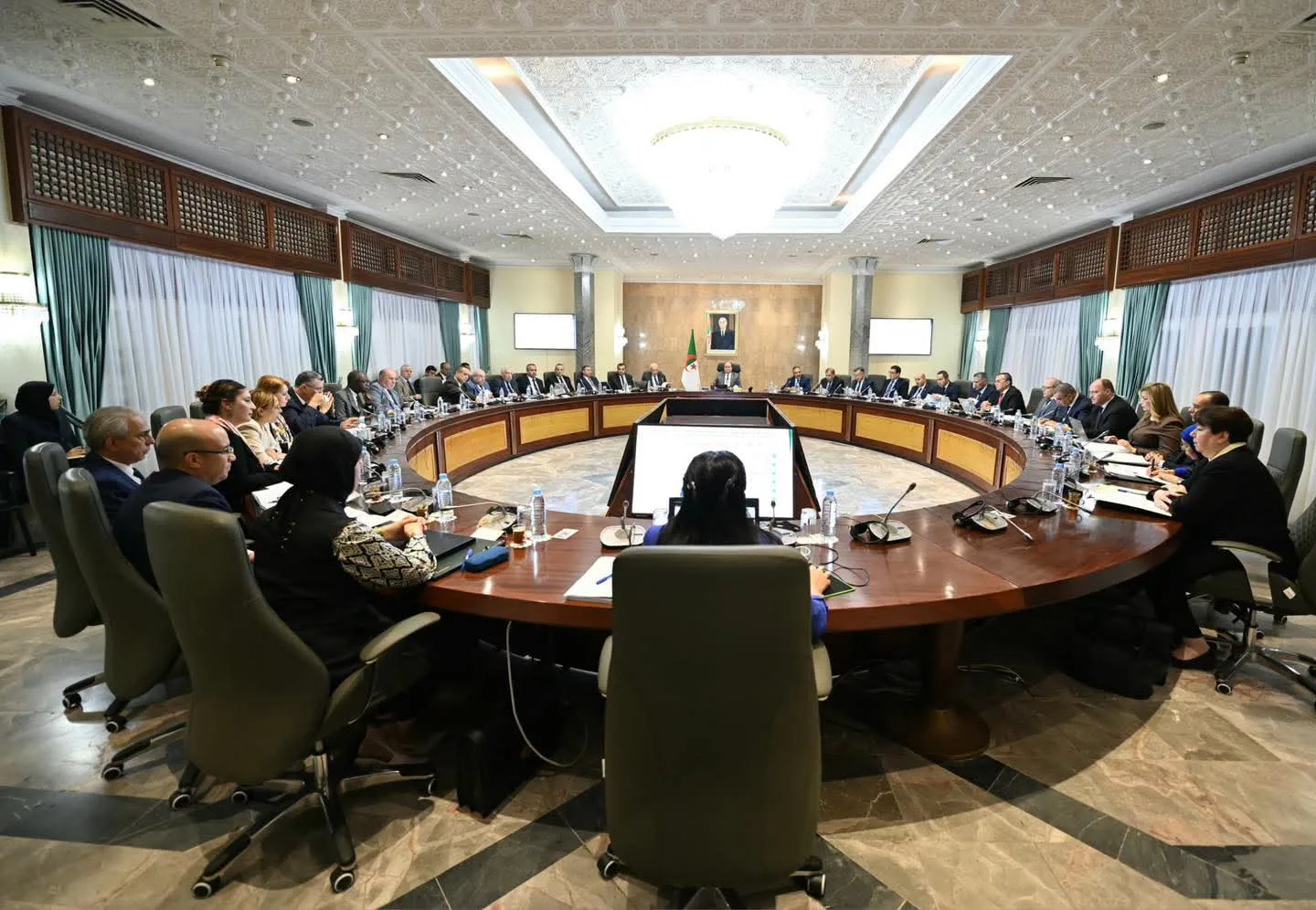 ضبط السوق وحماية القدرة الشرائية على طاولة الوزير الأول