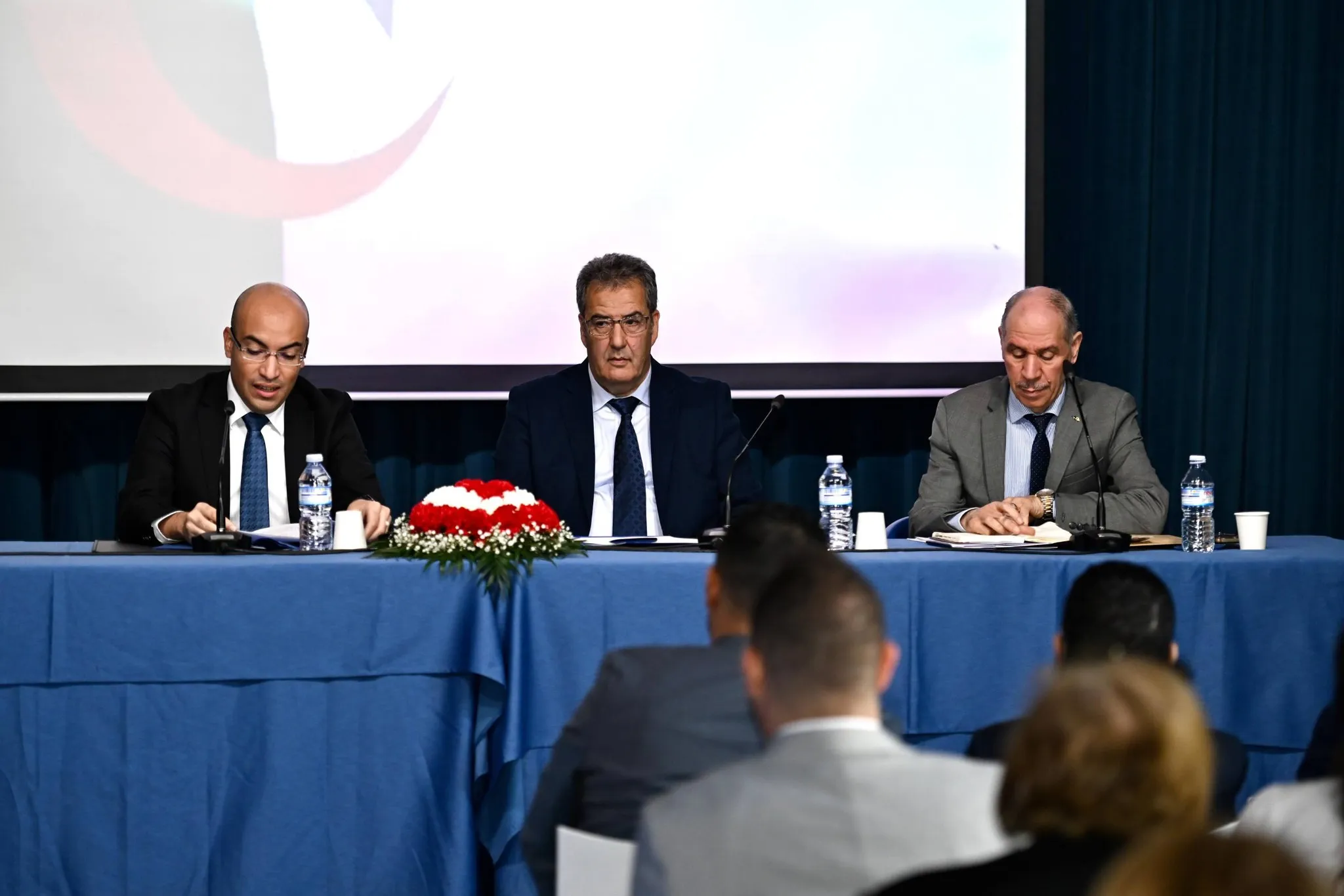 شايب يلتقي بأفراد الجالية في مدينة أليكانتي