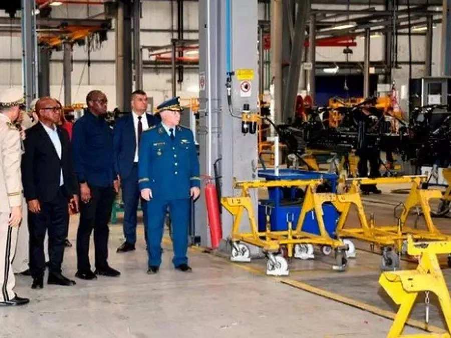 وزير الدفاع الرواندي يزور مصانع الشاحنات والحافلات بالرويبة