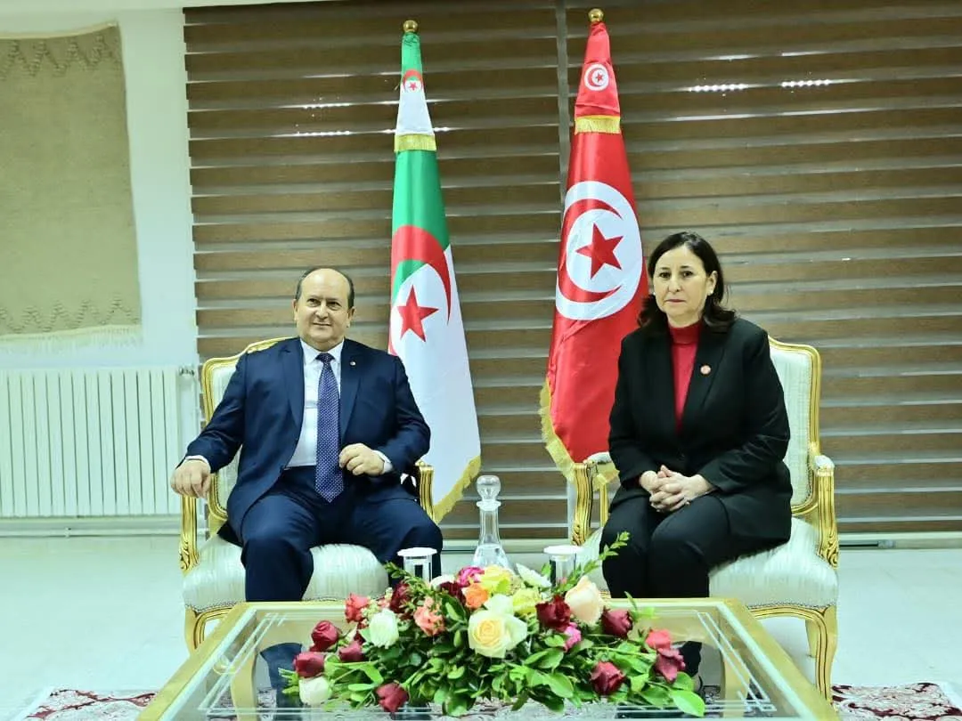 الوزير الأول يعقد جلسة ثنائية مع رئيسة حكومة الجمهورية التونسية