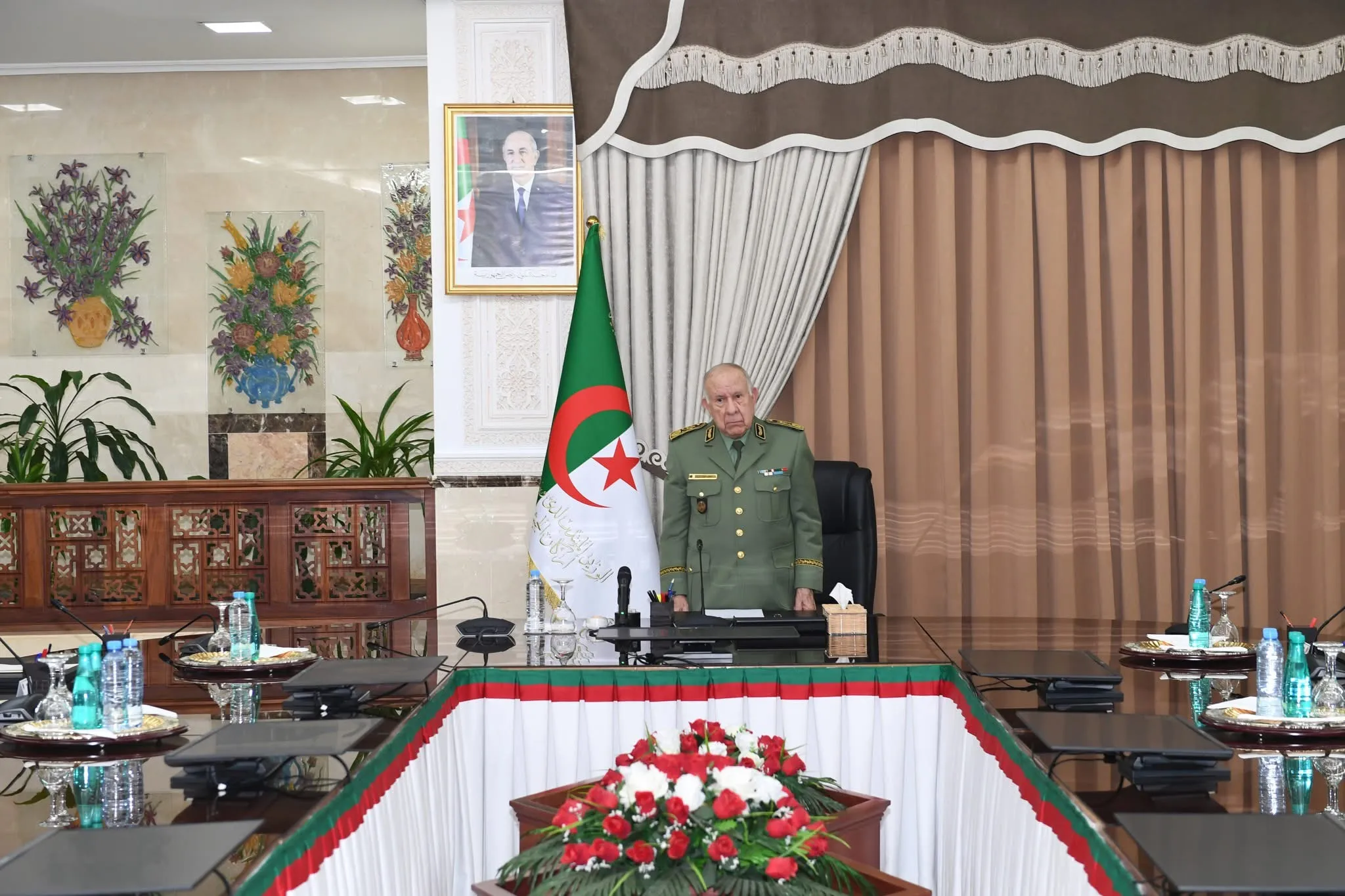 الفريق أول يقف دقيقة صمت ترحما على أرواح شهداء مظاهرات 17 أكتوبر 1961