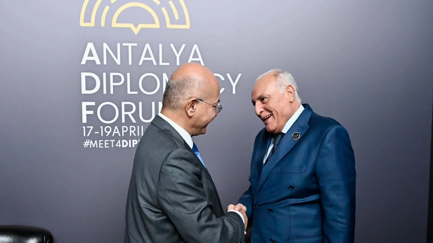 عطاف يجري محادثات ثنائية مع المفوض السامي للأمم المتحدة لشؤون اللاجئين