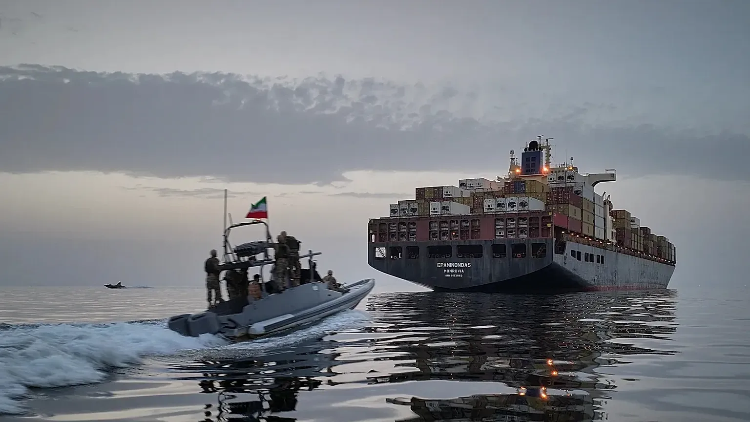 إيران وعُمان تتفقان على مسار ملاحي جديد في مضيق هرمز وسط ترقب إقليمي