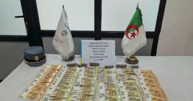 حجز مبلغ مالي معتبر من العملة الصعبة بحوزة مسافرة قادمة من فرنسا
