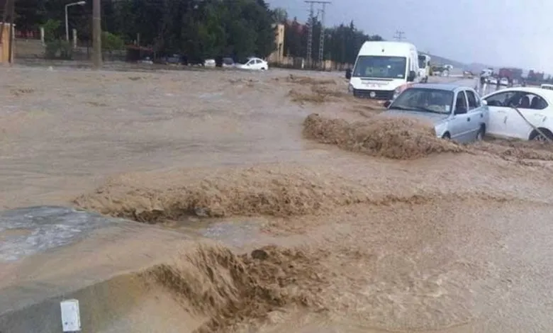 صعوبة في السير بالطريق الوطني رقم 40 بسبب ارتفاع منسوب المياه بالمسيلة