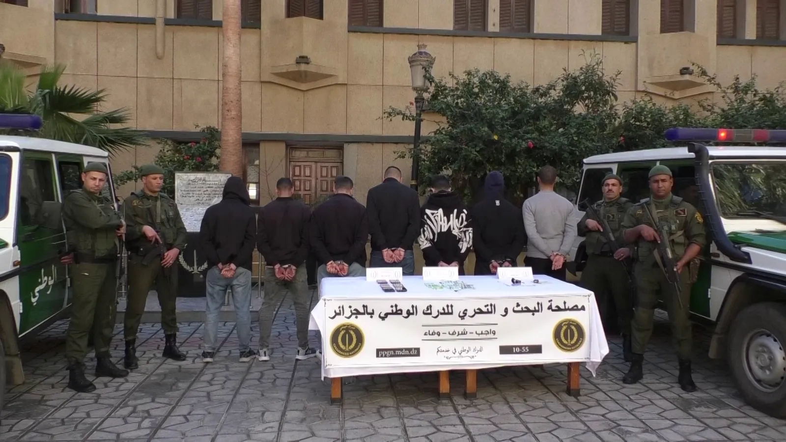 ضبط قارب وسيارات وأموال بعد توقيف شبكة تهريب مهاجرين بالعاصمة