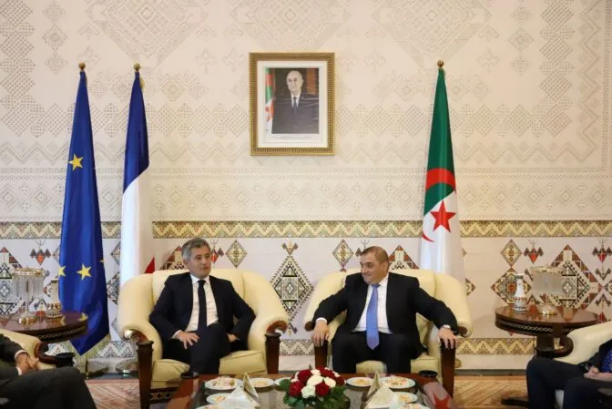 وزير العدل يستقبل نظيره الفرنسي بمطار الجزائر