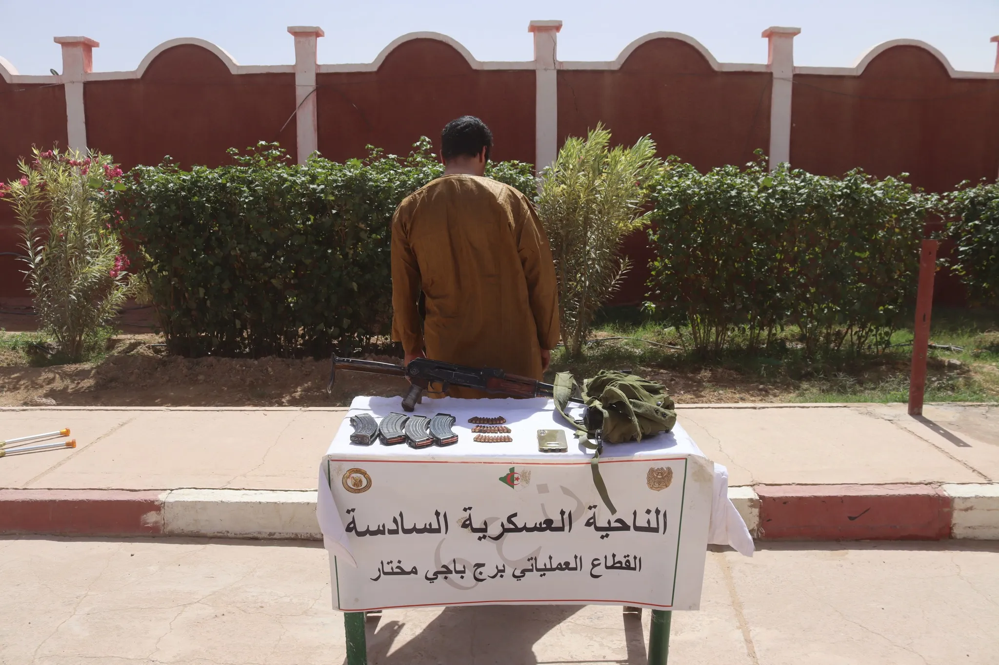 إرهابي يسلم نفسه للسلطات العسكرية ببرج باجي مختار