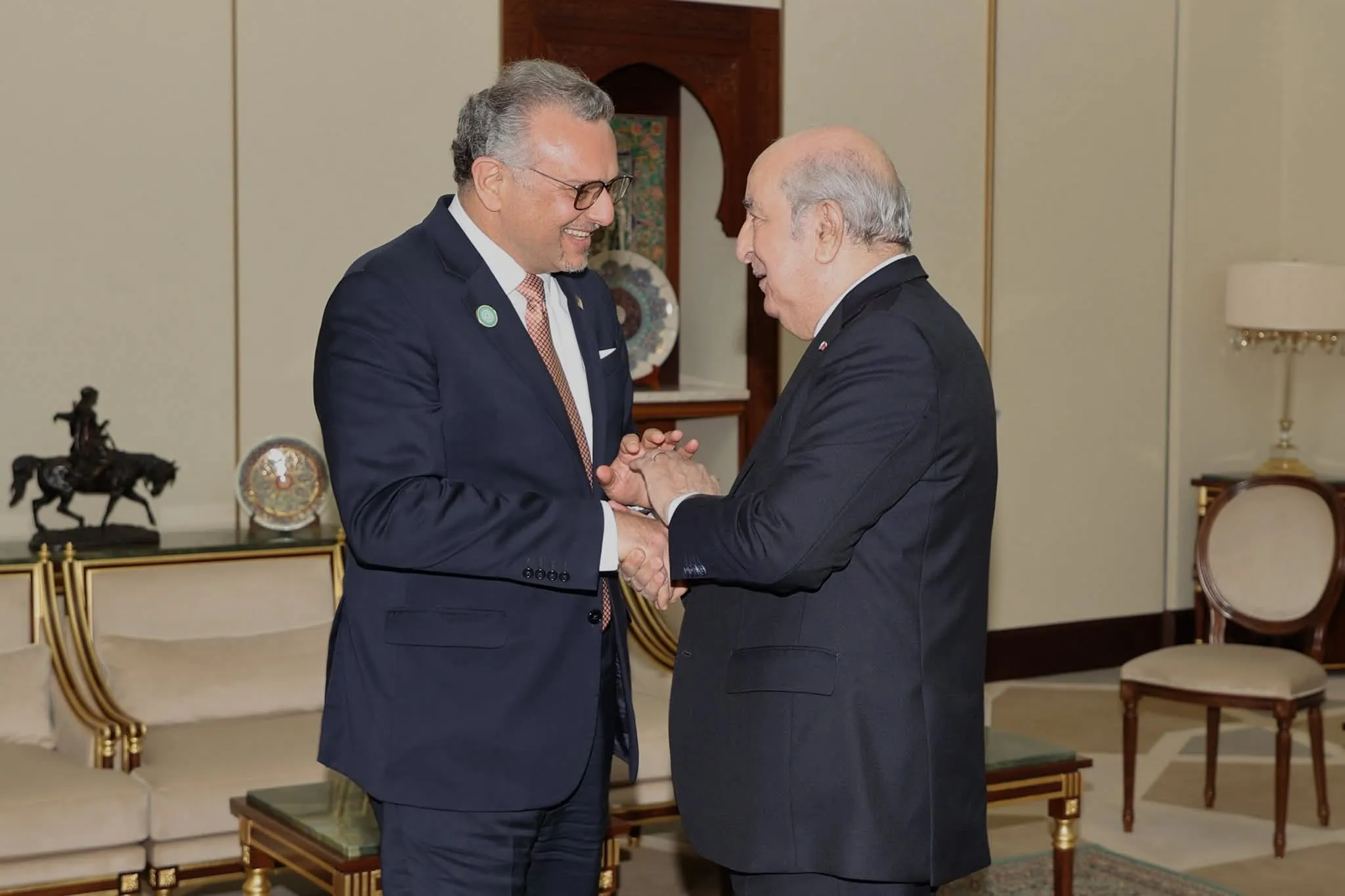 الجزائر الرئيس تبون يستقبل المستشار الرفيع للرئيس الأمريكي بولس