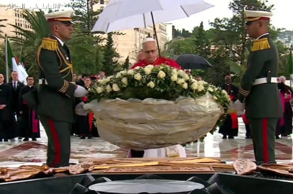 بابا الفاتيكان ليو الرابع عشر يضع اكليلا من الزهور في مقام الشهيد