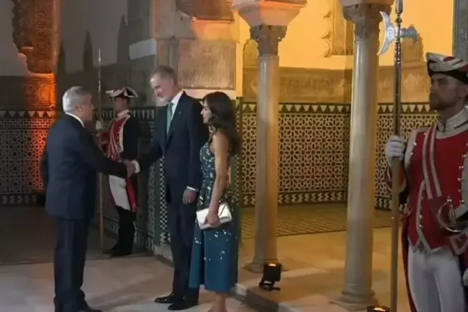 الوزير الأول يستقبل من قبل ملك إسبانيا