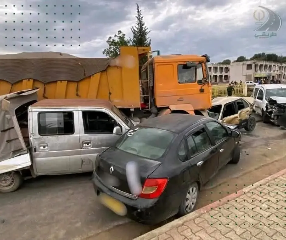 اصطدام بين شاحنة و14 سيارة يخلف 13 جريحًا بقالمة