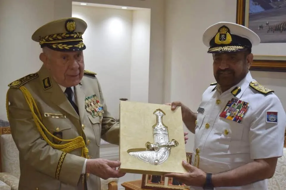 الفريق الأول شنقريحة يشيد بمستوى العلاقات الجزائرية-العمانية