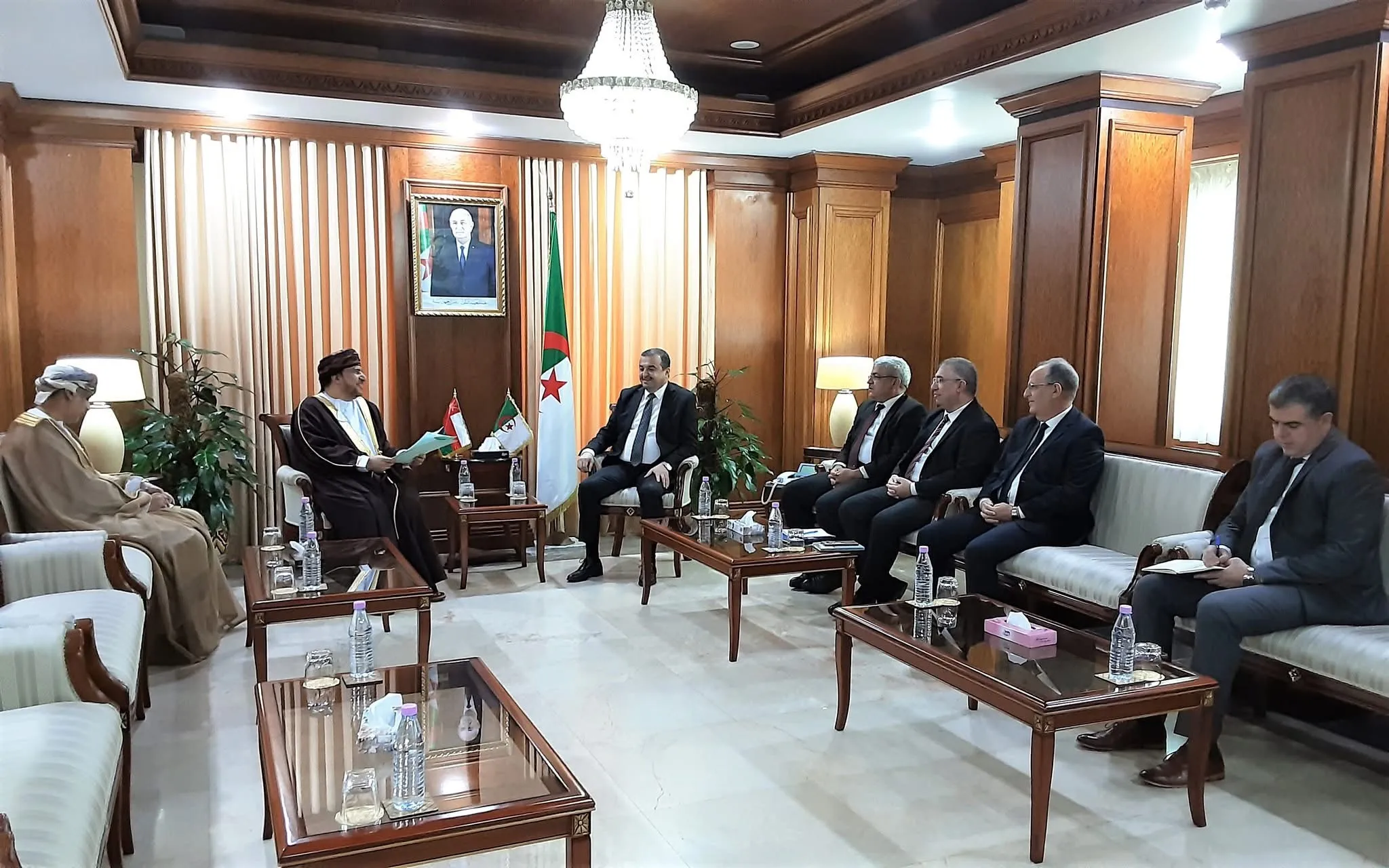 عرقاب يبحث سبل تعزيز التعاون في مجالي المحروقات والمناجم مع السفير العماني