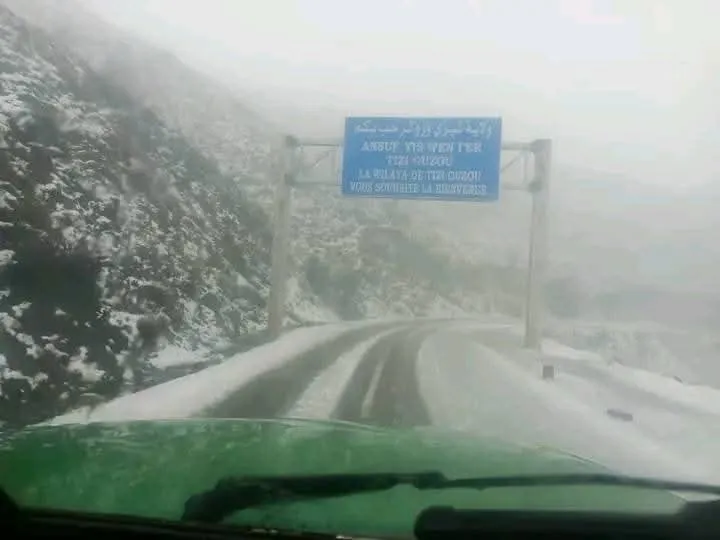 طرق مغلقة بسبب تراكم الثلوج