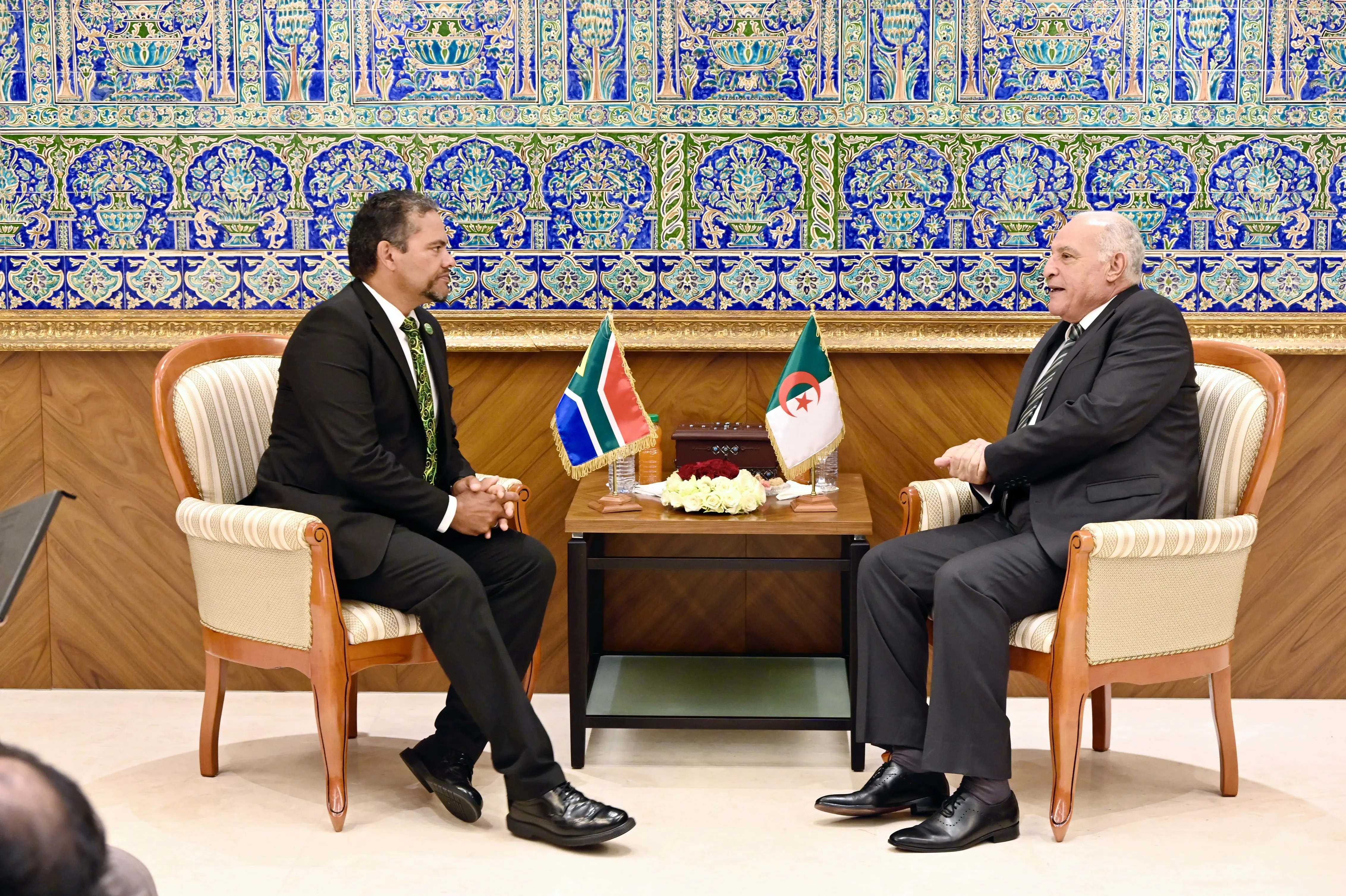 عطاف يستقبل نائب وزير العلاقات الدولية والتعاون الجنوب إفريقي