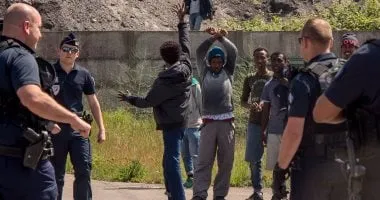 قانون فرنسي جديد يطارد المهاجرين فور دخولهم
