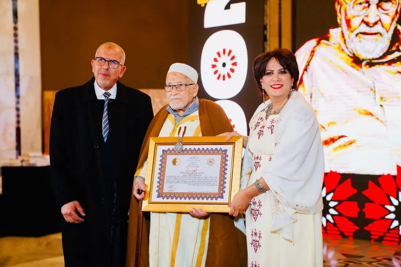 الرئيس تبون يسدي وسام عهيد للعلامة محمد صالح صديق