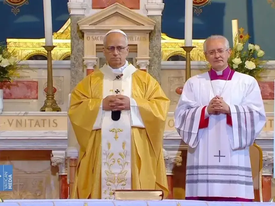 البابا ليون يشرف على القداس بكنيسة القديس أوغستين بعنابة