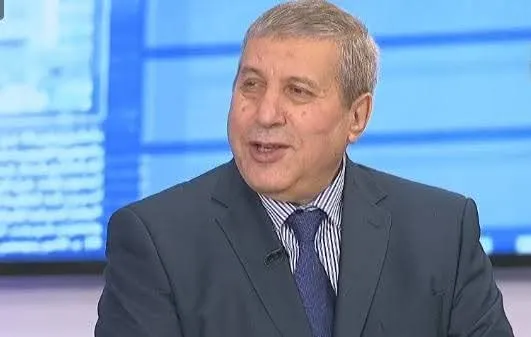 وزير الاتصال يزور الإعلامي القدير علي ذراع في المستشفى