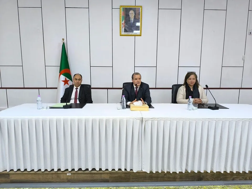 بالصور تسليم وثائق التوطين البنكي لعدد من مستوردي مادة الموز 