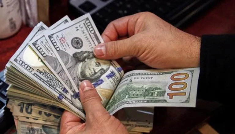 الدولار يحافظ على مكاسبه وسط ترقب الأسواق لقرارات البنوك
