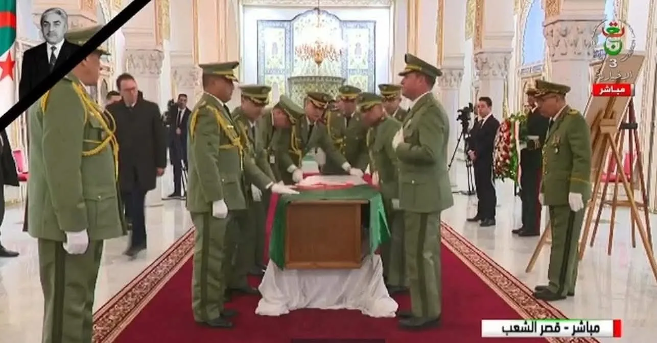 الرئيس تبون وكبار المسؤولين يلقون النظرة الأخيرة على جثمان اليامين زروال