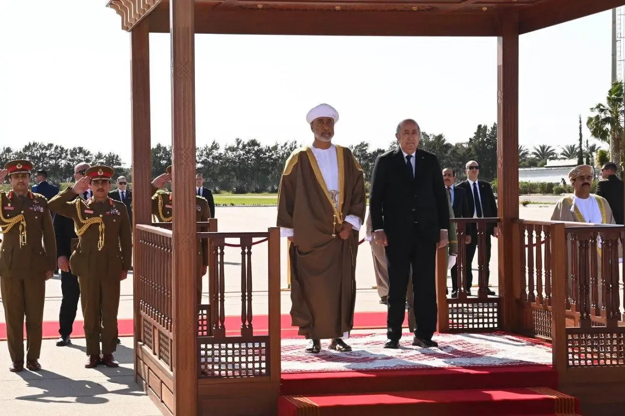 الرئيس تبون يخص سلطان عُمان باستقبال رسمي