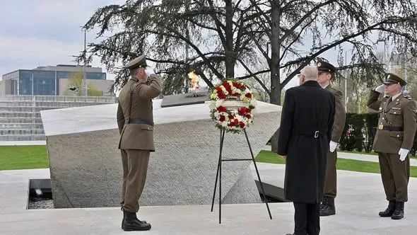 عطاف يضع إكليل من الزهور أمام النصب التذكاري لضحايا حرب الاستقلال الكرواتي