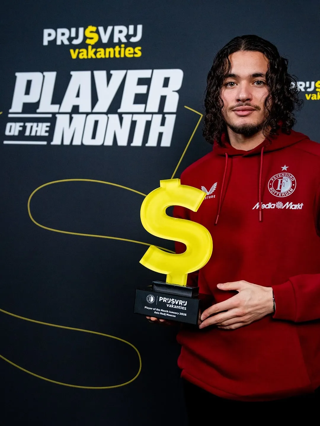 أنيس حاج موسى يتوّج بجائزة لاعب الشهر