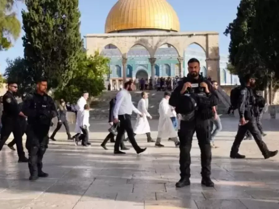 مستوطنون صهاينة يقتحمون الأقصى بحماية من قوات الاحتلال