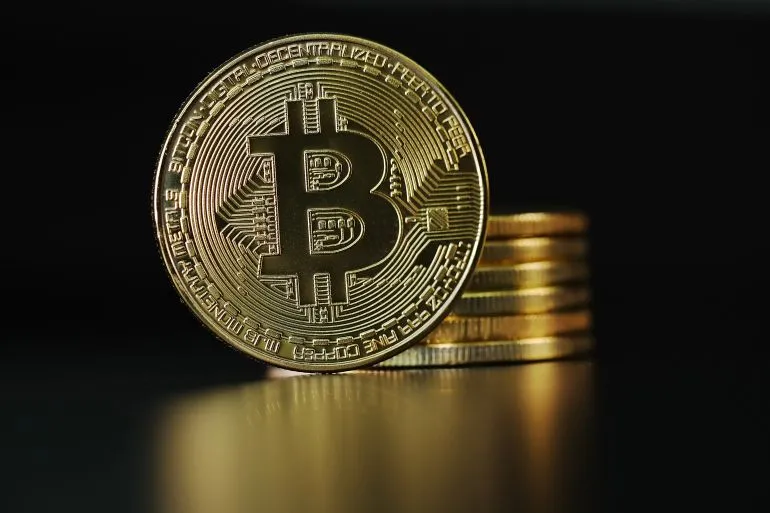 البيتكوين يتراجع إلى 94930 دولارا
