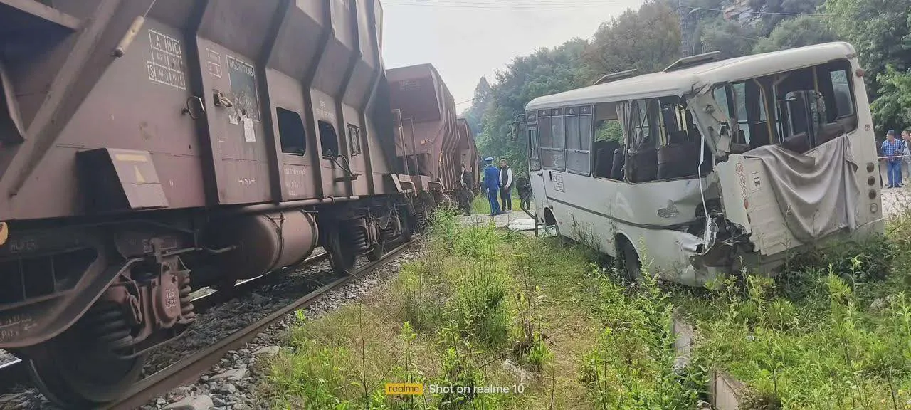جيجل: اصطدام بين حافلة نقل مدرسي وقطار