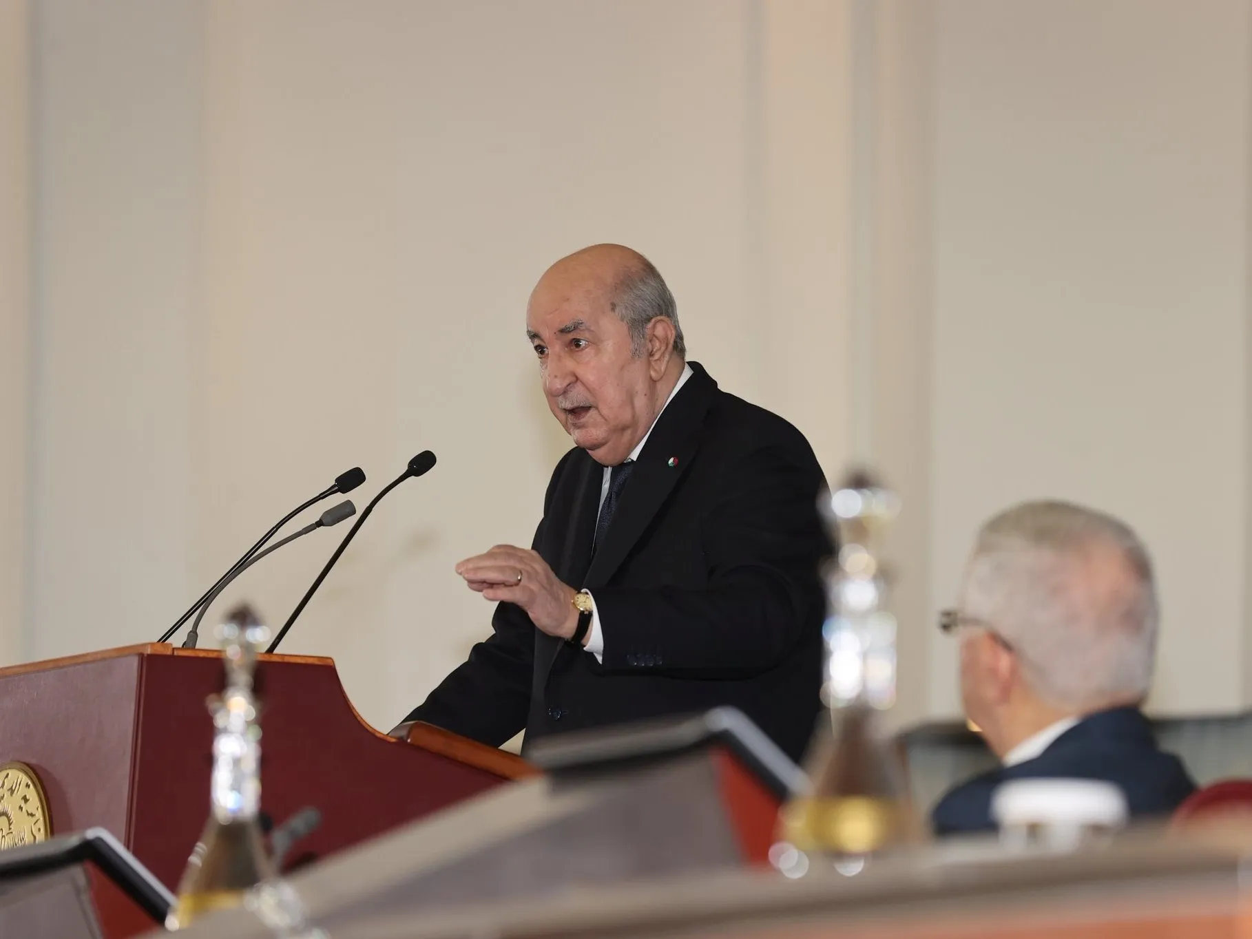 رئيس الجمهورية يأمر بمباشرة تجسيد مشروعين لتزويد تندوف وتمنراست بالمياه