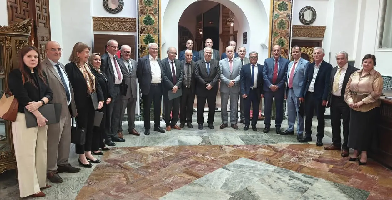 وزير الصحة يكرم أعضاء اللجنة العلمية لرصد ومتابعة تفشي وباء كورونا