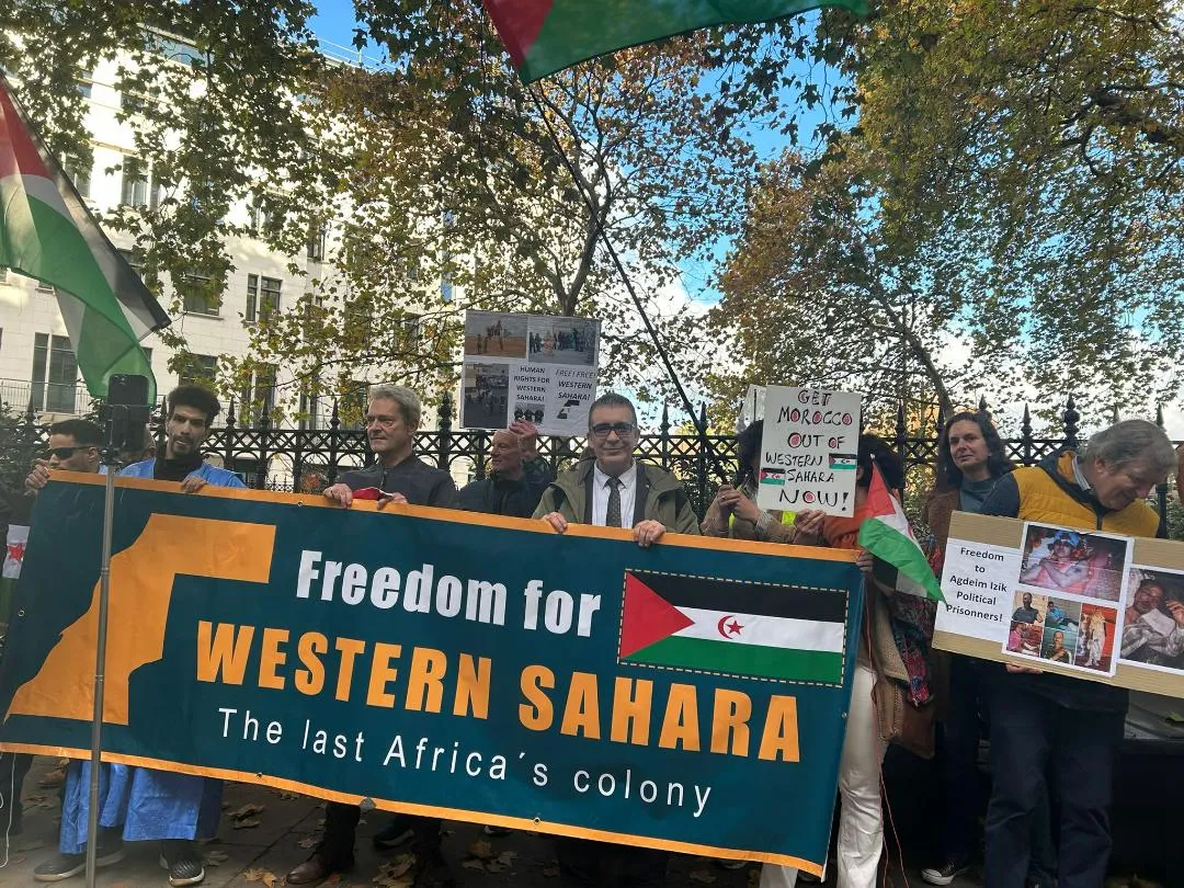 لندن تنتفض للصحراء الغربية…وقفة تحرج المخزن أمام سفارته