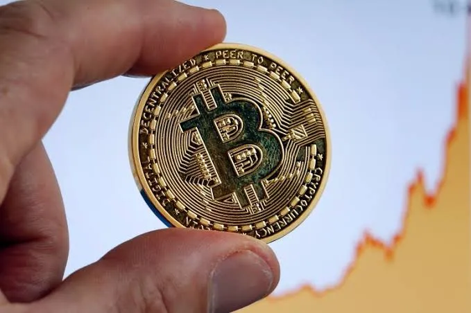 عملة البيتكوين تتجاوز مستوى 117 ألف دولار