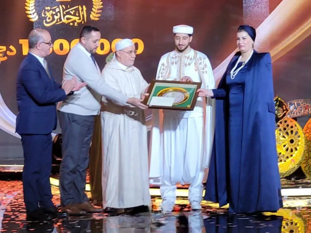تتويج الفائزين بالمراتب الثلاثة الأولى في برنامج "تاج القُرآن"
